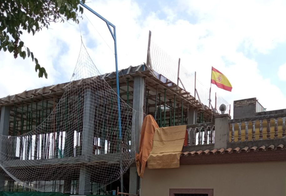 ¿Por qué se pone una bandera en las obras?